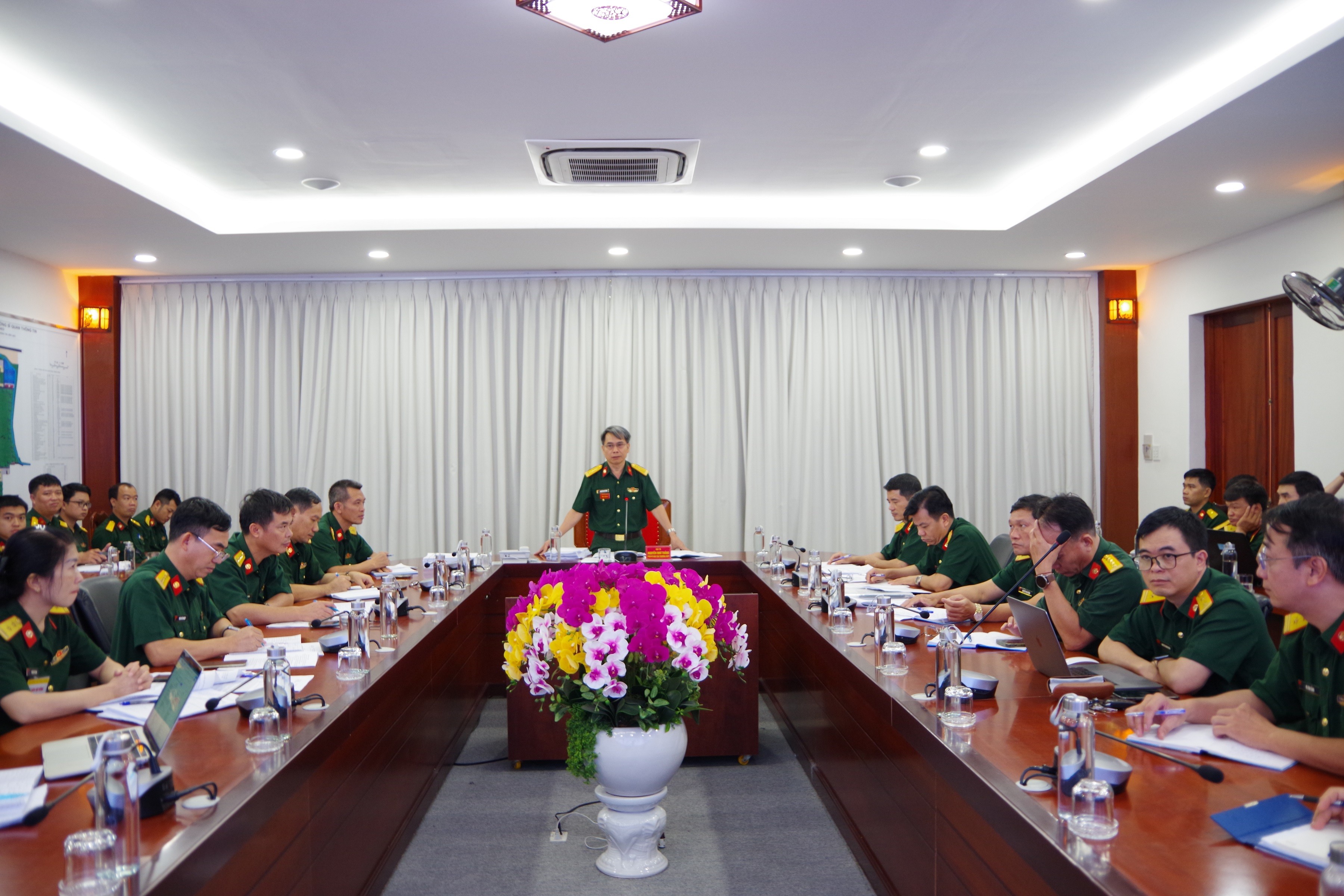 Đại tá, PGS, TS Nguyễn Như Thắng, Phó Hiệu trưởng Đào tạo Nhà trường chủ trì hội nghị