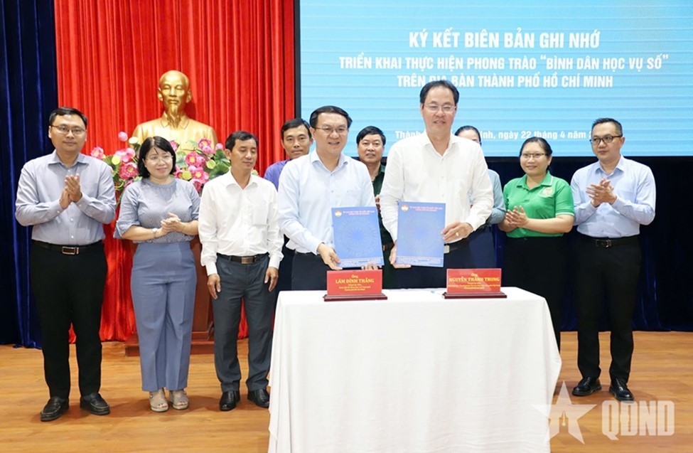 Các đơn vị ký kết hợp tác triển khai phong trào “Bình dân học vụ số”.
