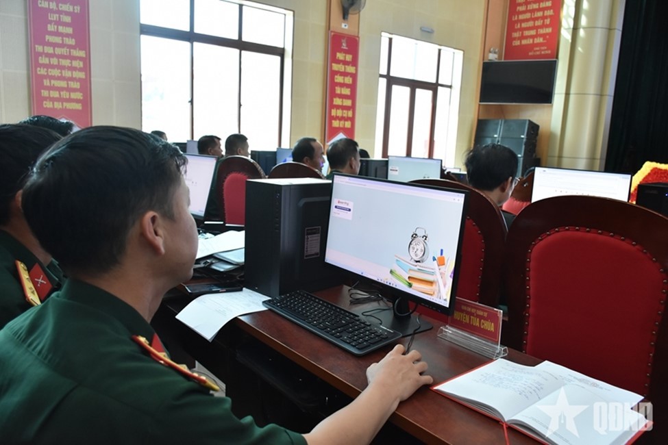 Cán bộ, chiến sĩ thực hành chuyển đổi số trên máy tính.