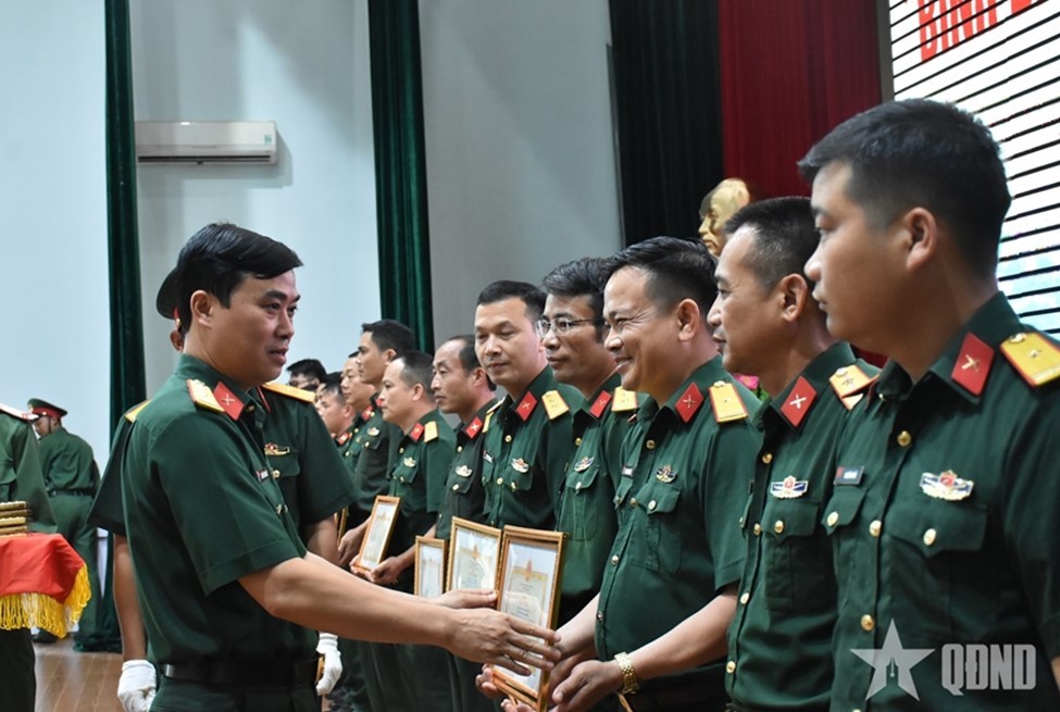 Lãnh đạo Bộ CHQS tỉnh tặng giấy khen cho 5 tập thể và 16 cá nhân có thành tích nổi bật trong thực hiện đợt thi đua cao điểm “Thần tốc - Quyết thắng”.