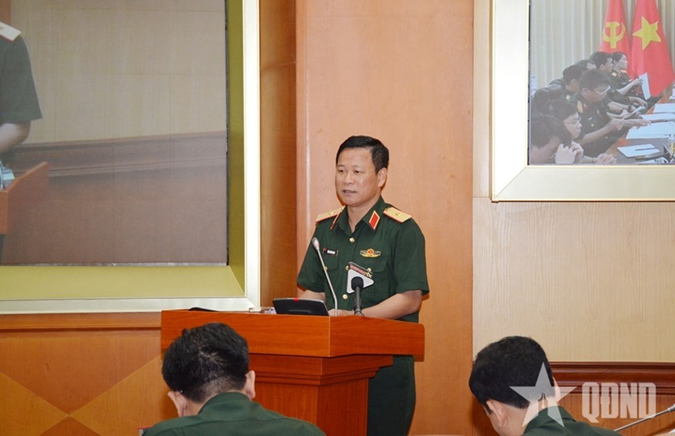 Thiếu tướng Tống Văn Thanh, Phó cục trưởng Cục Tuyên huấn, Tổng cục Chính trị QĐND Việt Nam phát biểu một số nội dung công tác tuyên truyền thực hiện Phong trào “Bình dân học 